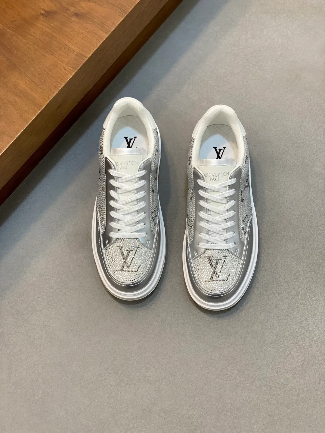 Men's shoes 💰760¥ ••New arrivals•• 2025FW•LV TRAINER hot diamond starry 💎retro sneakers! Lou* V～Made in Wanduan️original and authentic goods! Original imported top-grade anti-velvet cowhide • Hot-stamped imported Czech diamonds 💠 Fabric mesh lining for feet ➕ Original TPU combination sole ~ Lasting technology • Comfortable and durable!  Size: 38-44 (Male 45 46 customized)